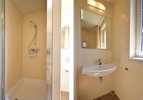 kaufen-freistehendes-ferienhaus-cochem-viertes-badezimmer-dusche-und-waschbecken-recreatieadviseurs-vakantiehuistekoop-nl.jpg