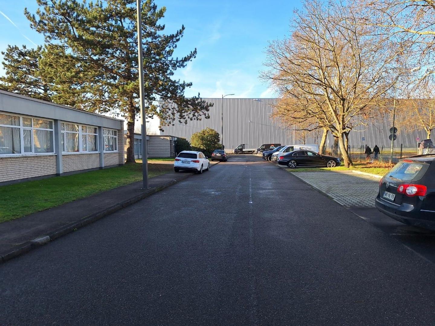 Stellplätze vor dem Gebäude