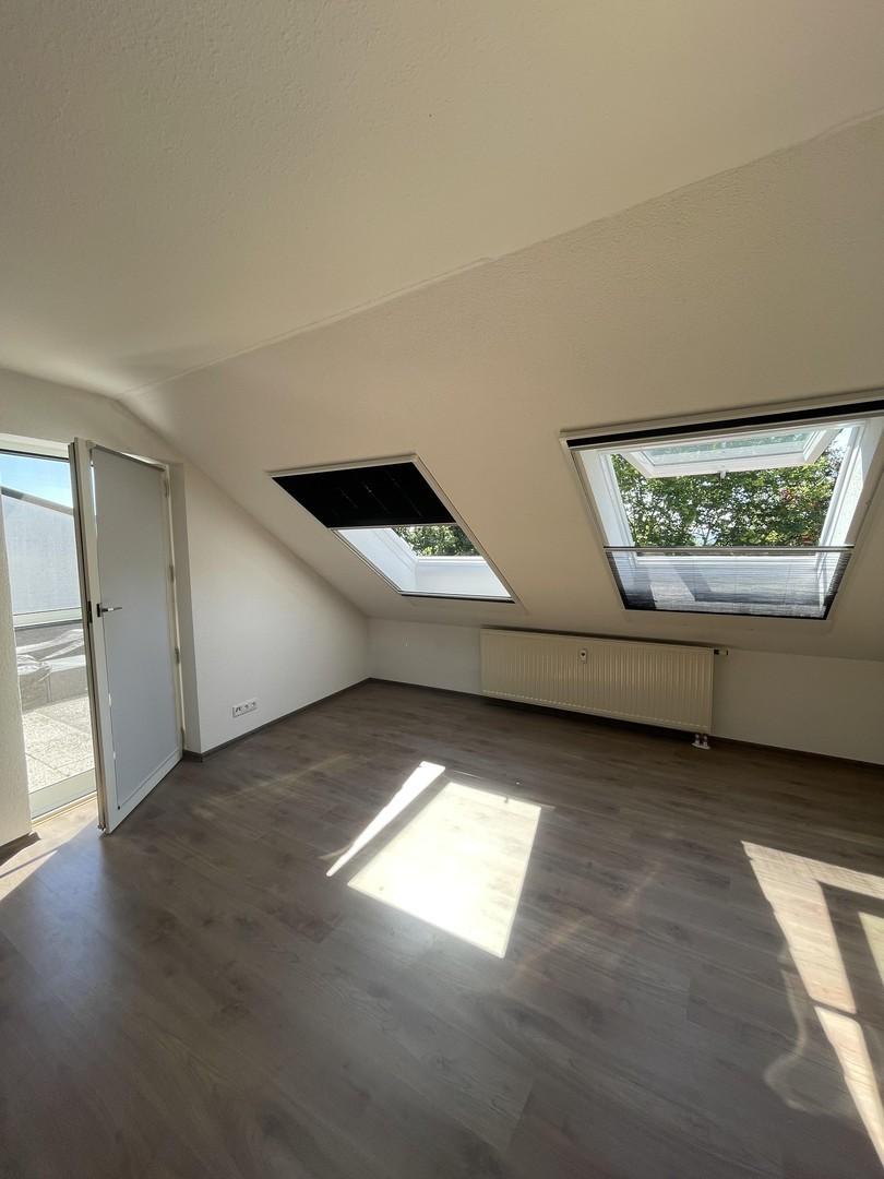 Wohnzimmer mit Jalousien