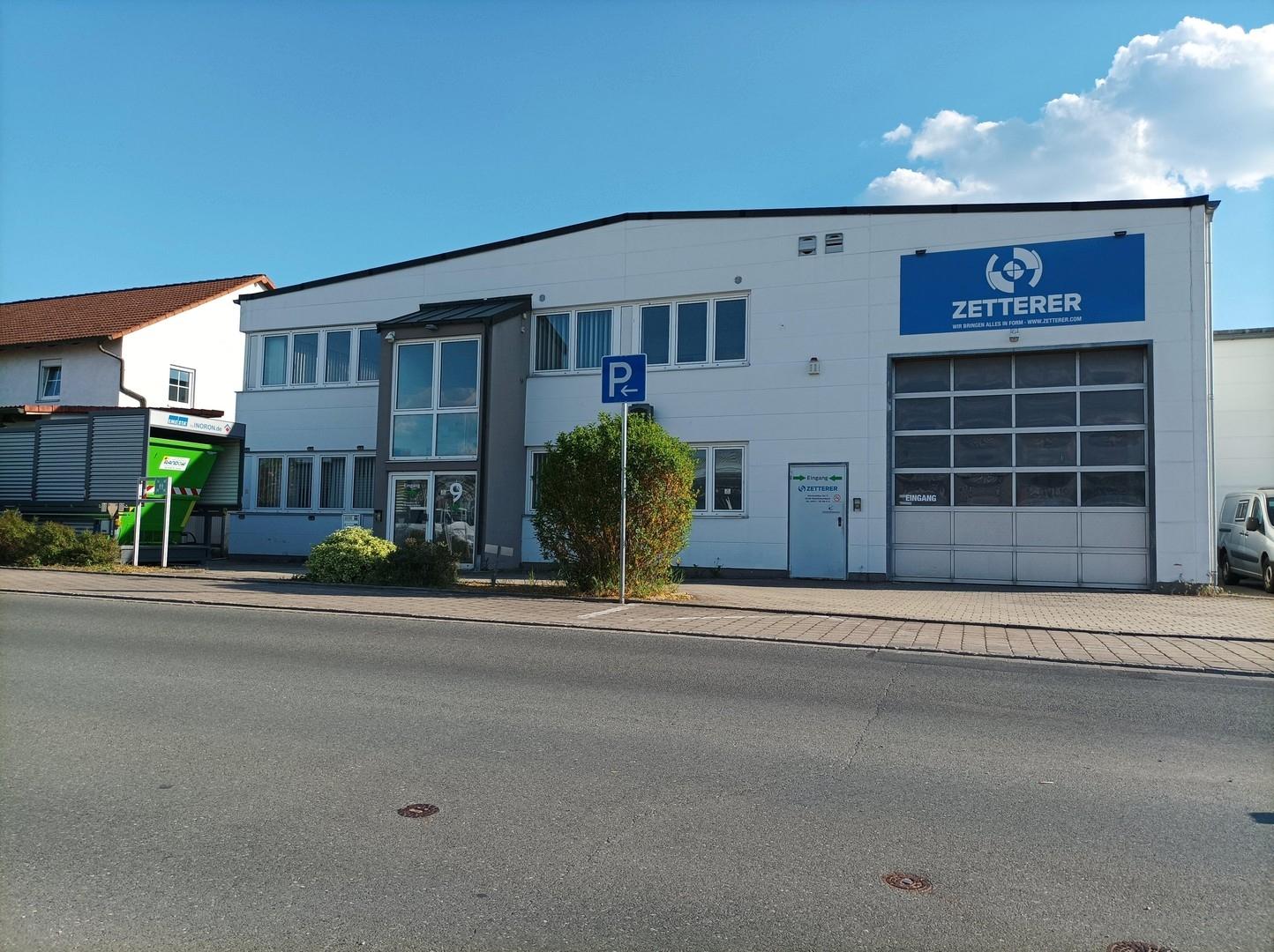 Ansicht der Halle mit Rolltor