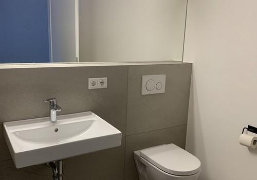 Badezimmer mit großem Spiegel