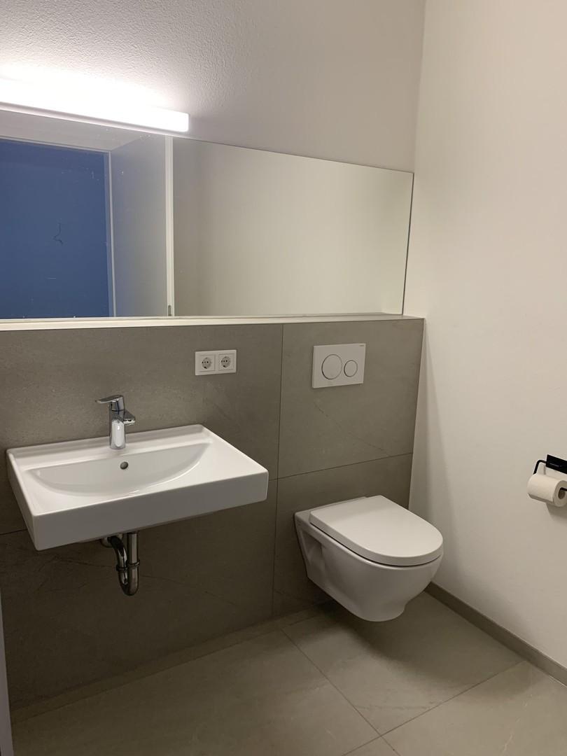 Badezimmer mit großem Spiegel