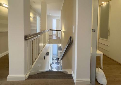 Flur mit Treppe ins Erdgeschoss