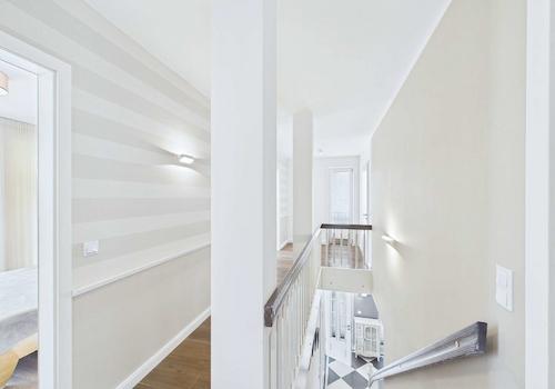 Flur mit Treppe ins Erdgeschoss
