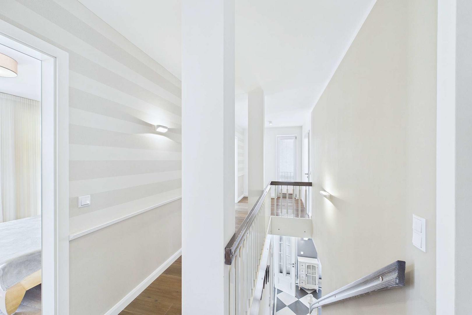 Flur mit Treppe ins Erdgeschoss