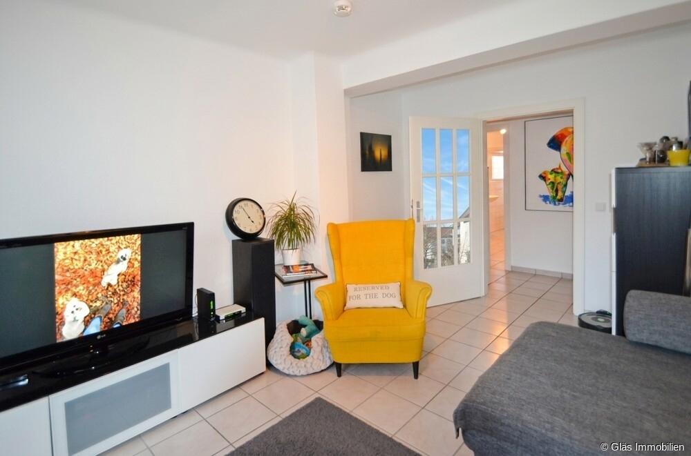 Wohnzimmer mit Ausgang Balkon