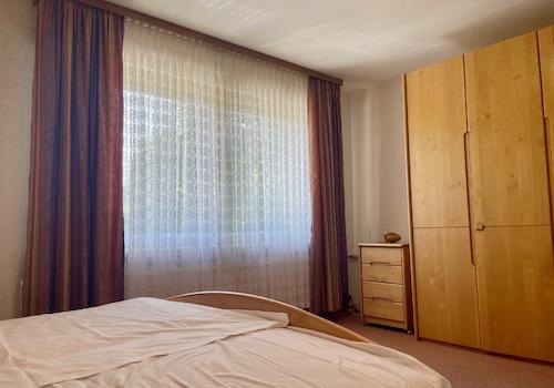 geräumiges Schlafzimmer (EG)
