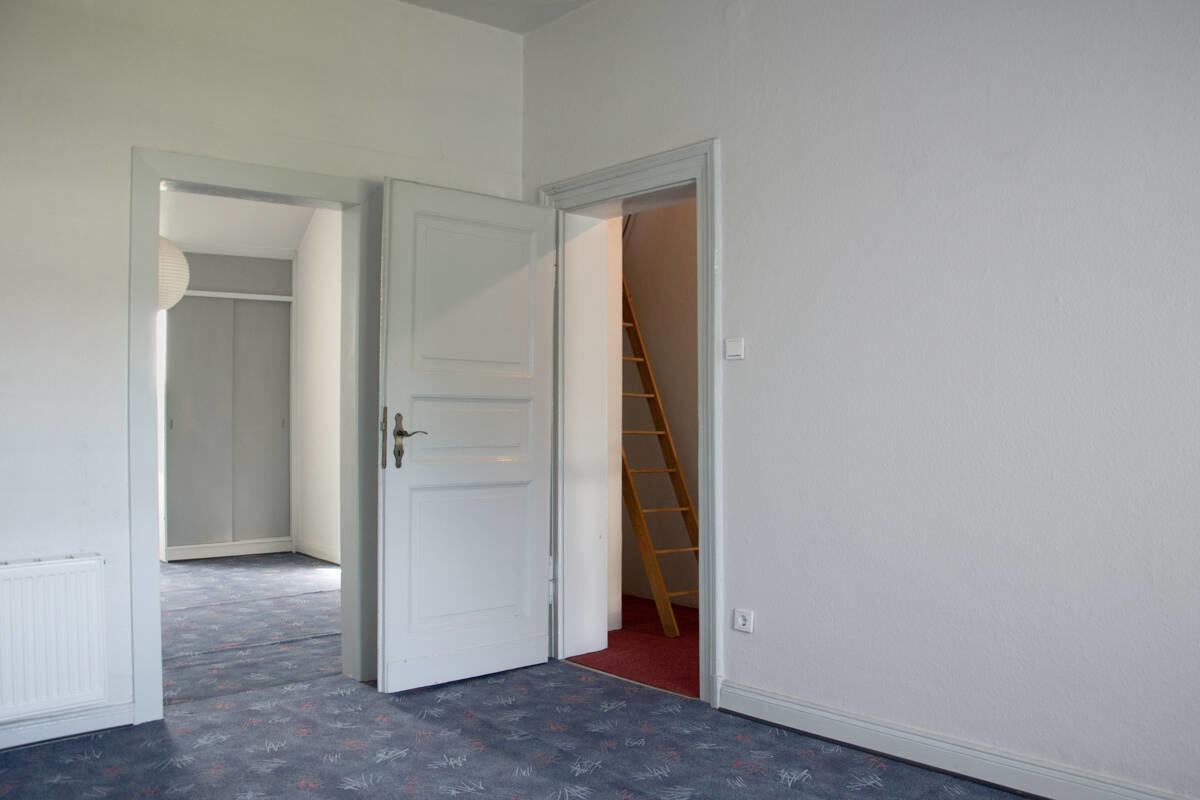 Schlafzimmer + Sicht zur Diele