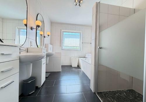 Modernes Badezimmer