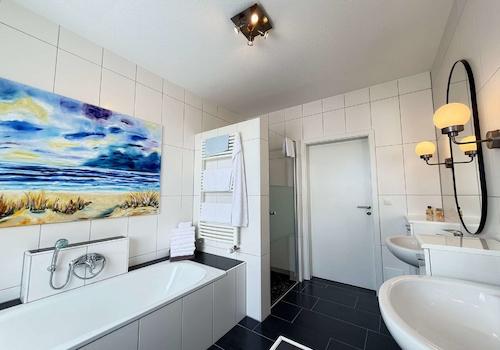 Badewanne und Dusche