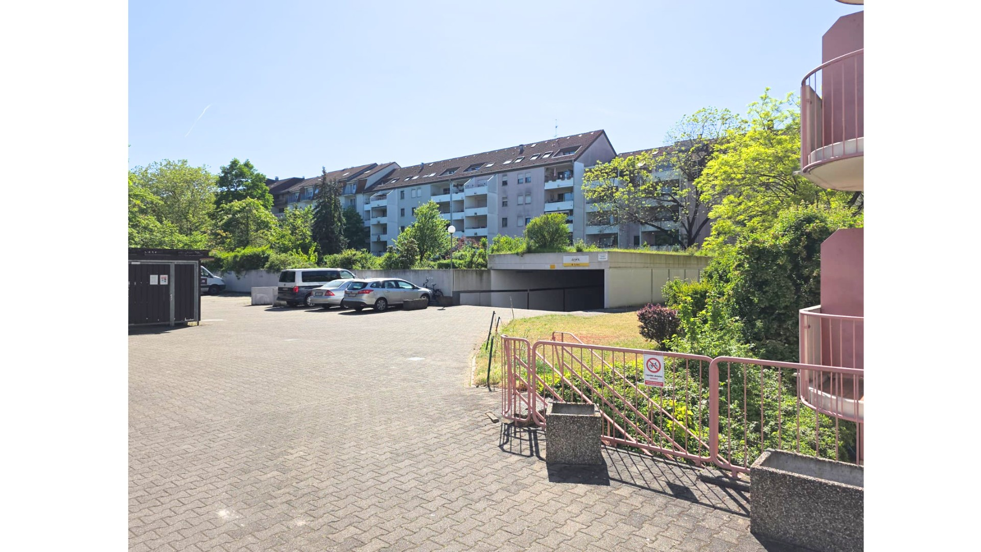 Einfahrt PKW Stellplatz