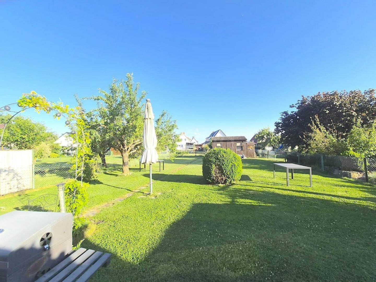BLICK IN DEN GARTEN