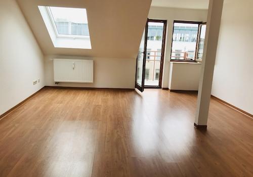 Wohnzimmer mit Balkonzugang