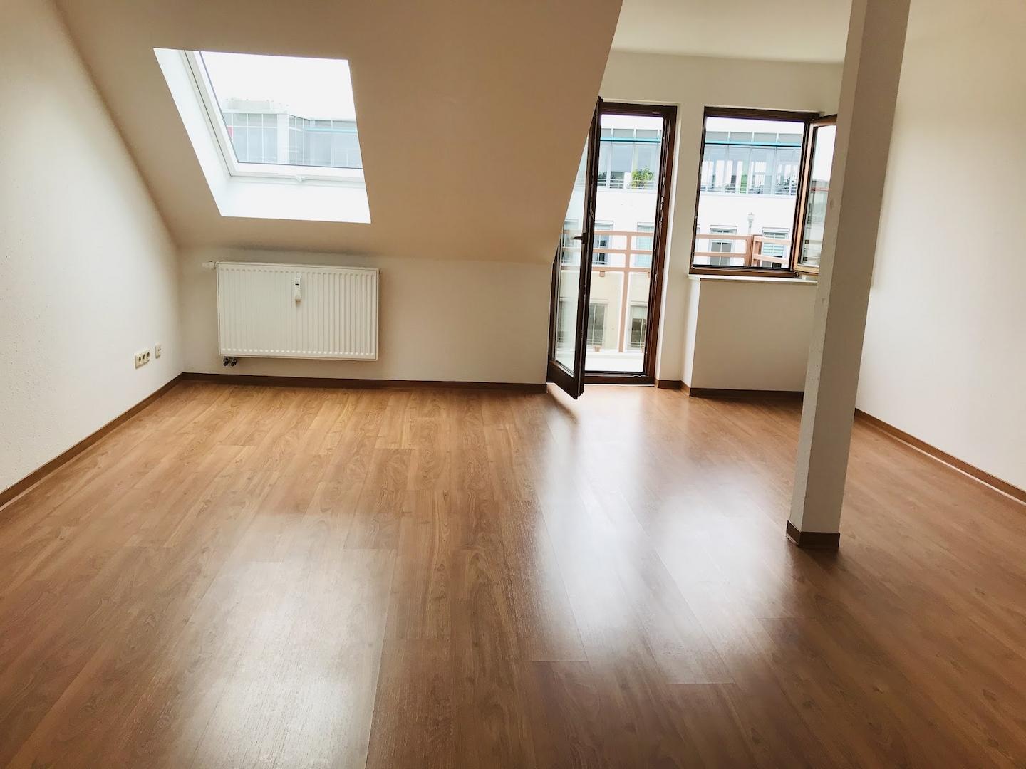 Wohnzimmer mit Balkonzugang