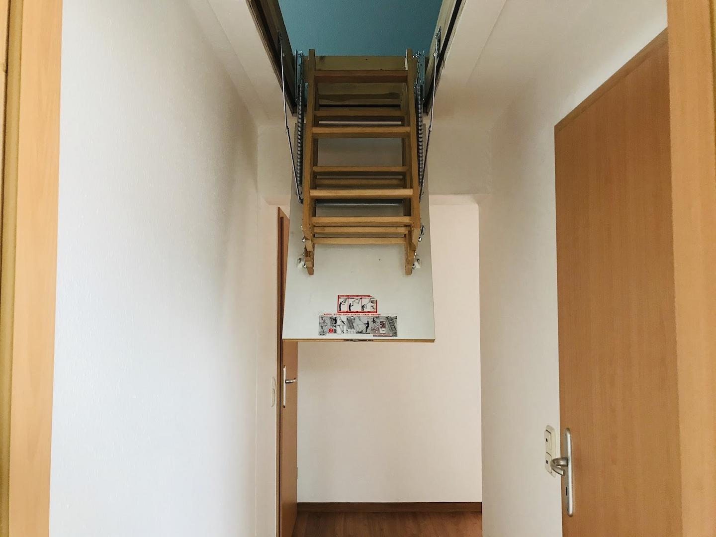 Zugang Abstellraum Spitzboden