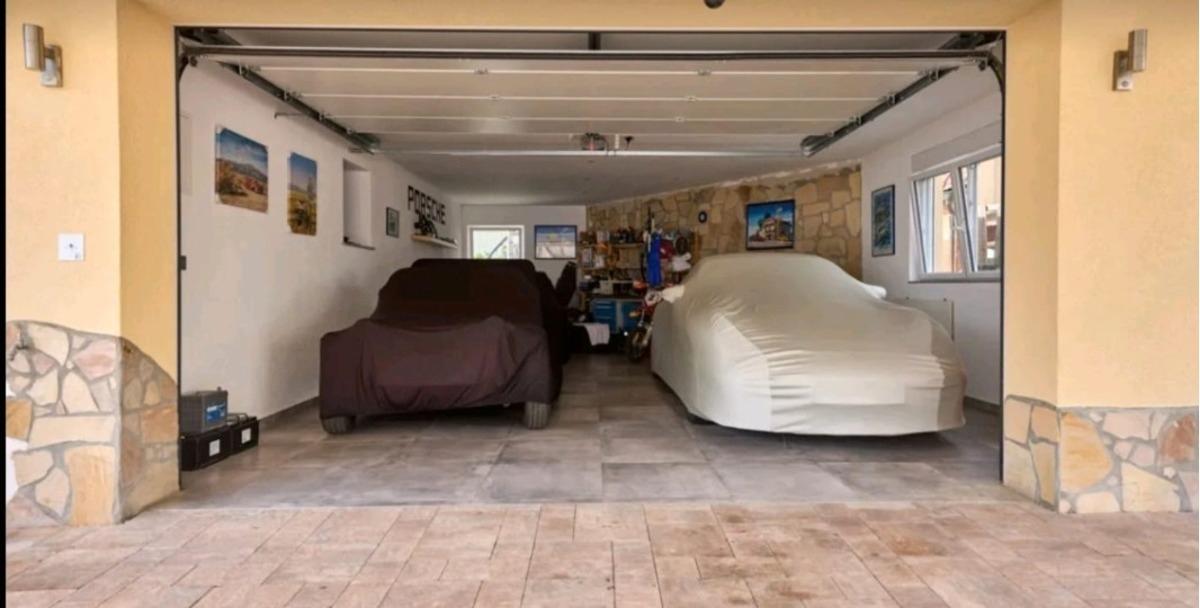 Große Garage