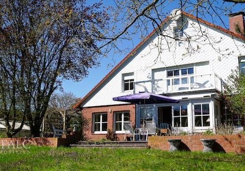 Hausansicht mit Terrasse