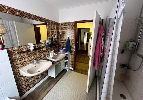 Badezimmer (EG)