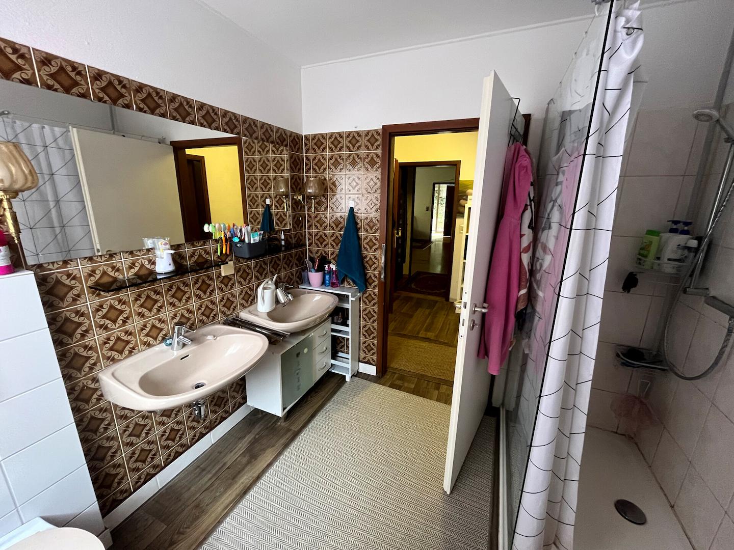 Badezimmer (EG)
