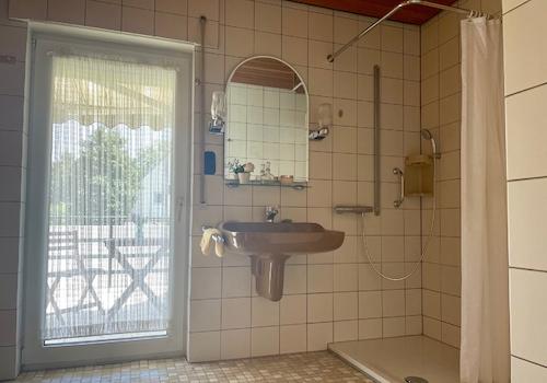 Bad mit ebenerdiger Dusche (EG)
