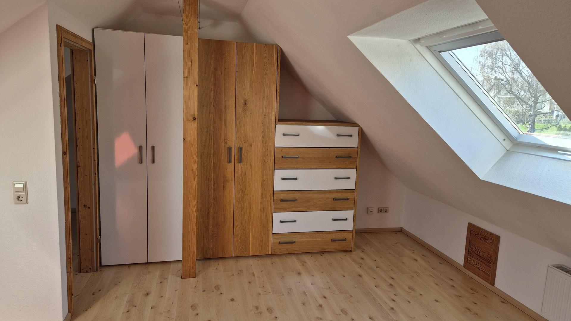 Dachstudio mit Einbauschrank