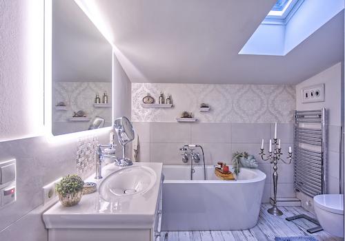 Badezimmer mit Whirlwanne