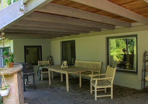 Überdachte Terrasse unten am Gästeappartment