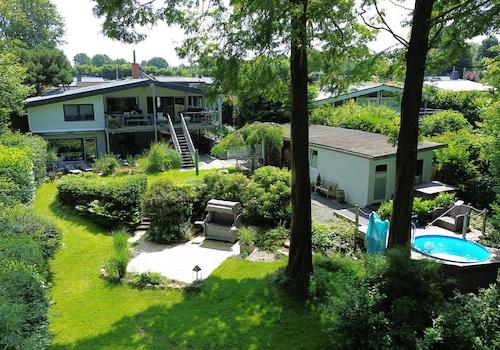 Großer Garten mit Mammutbäumen