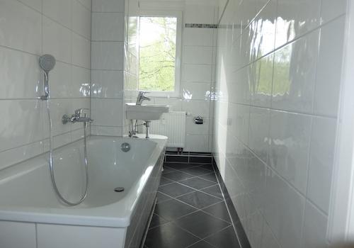 Wannenbad mit Fenster Muster