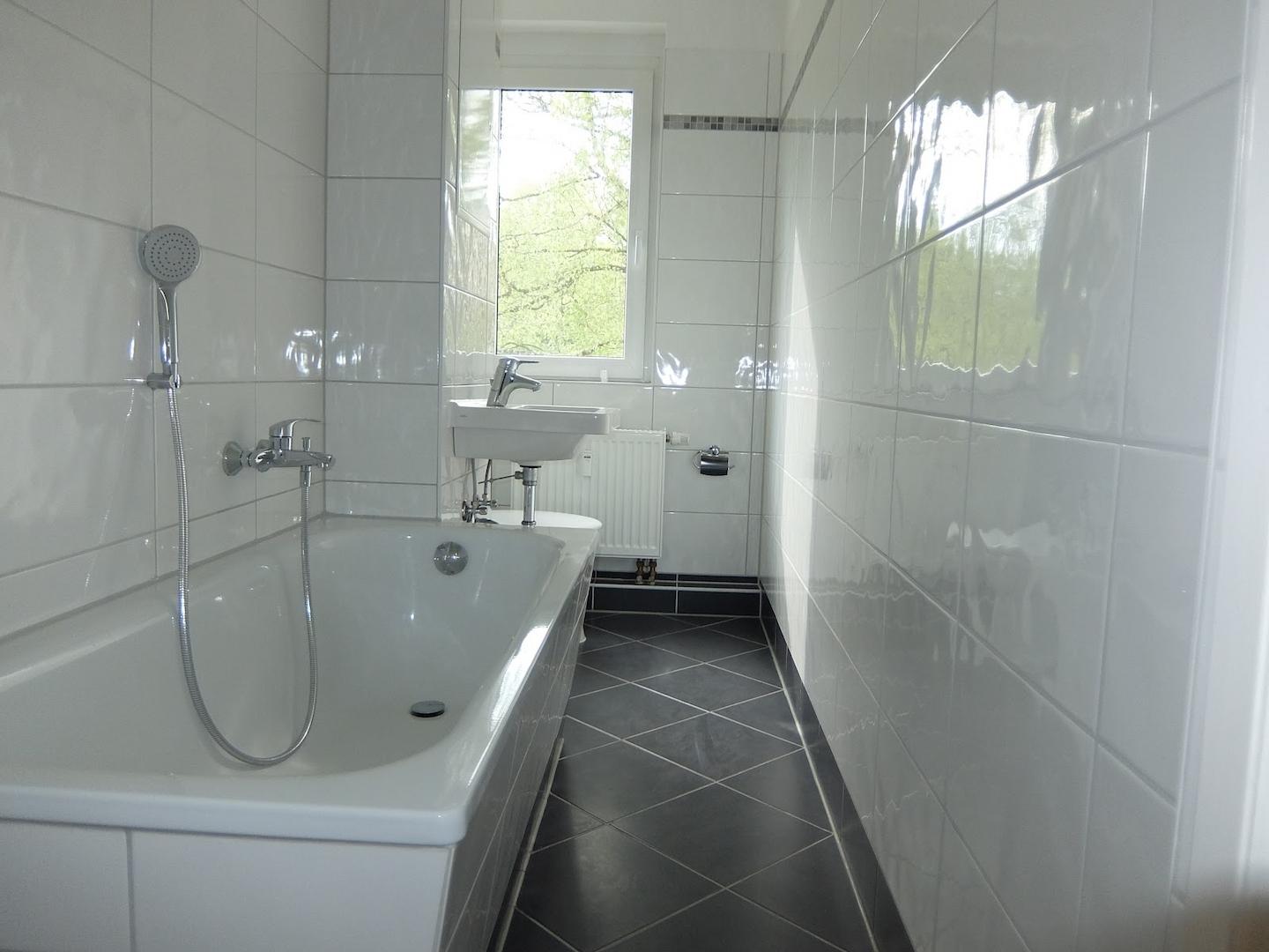 Wannenbad mit Fenster Muster
