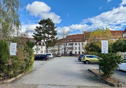 Außenansicht / Stellplätze
