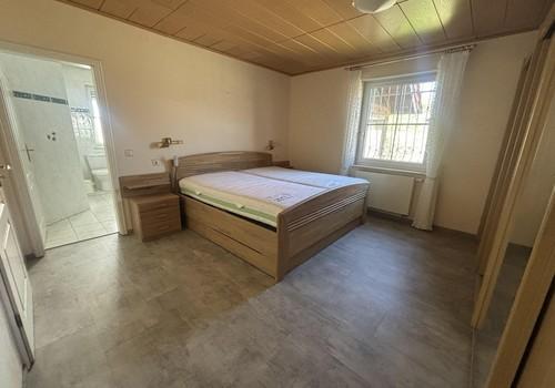 Schlafzimmer mit Tür zum Bad