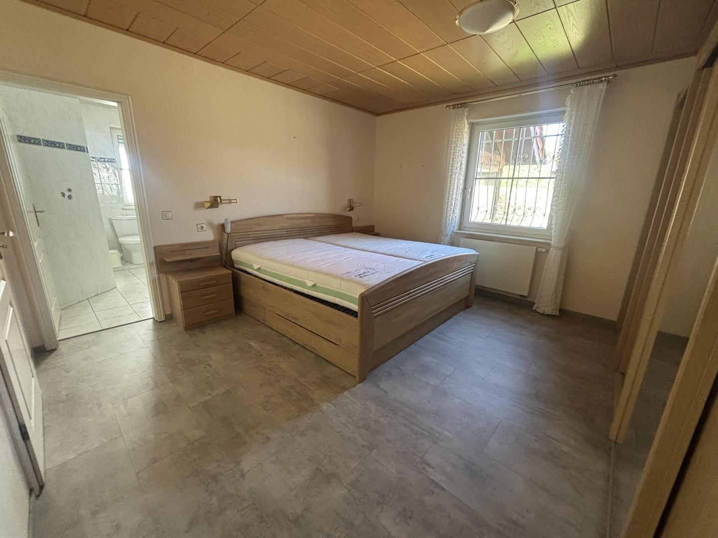 Schlafzimmer mit Tür zum Bad