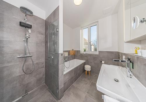 Eigentumswohnung | Hauptbad mit Wanne und Dusche
