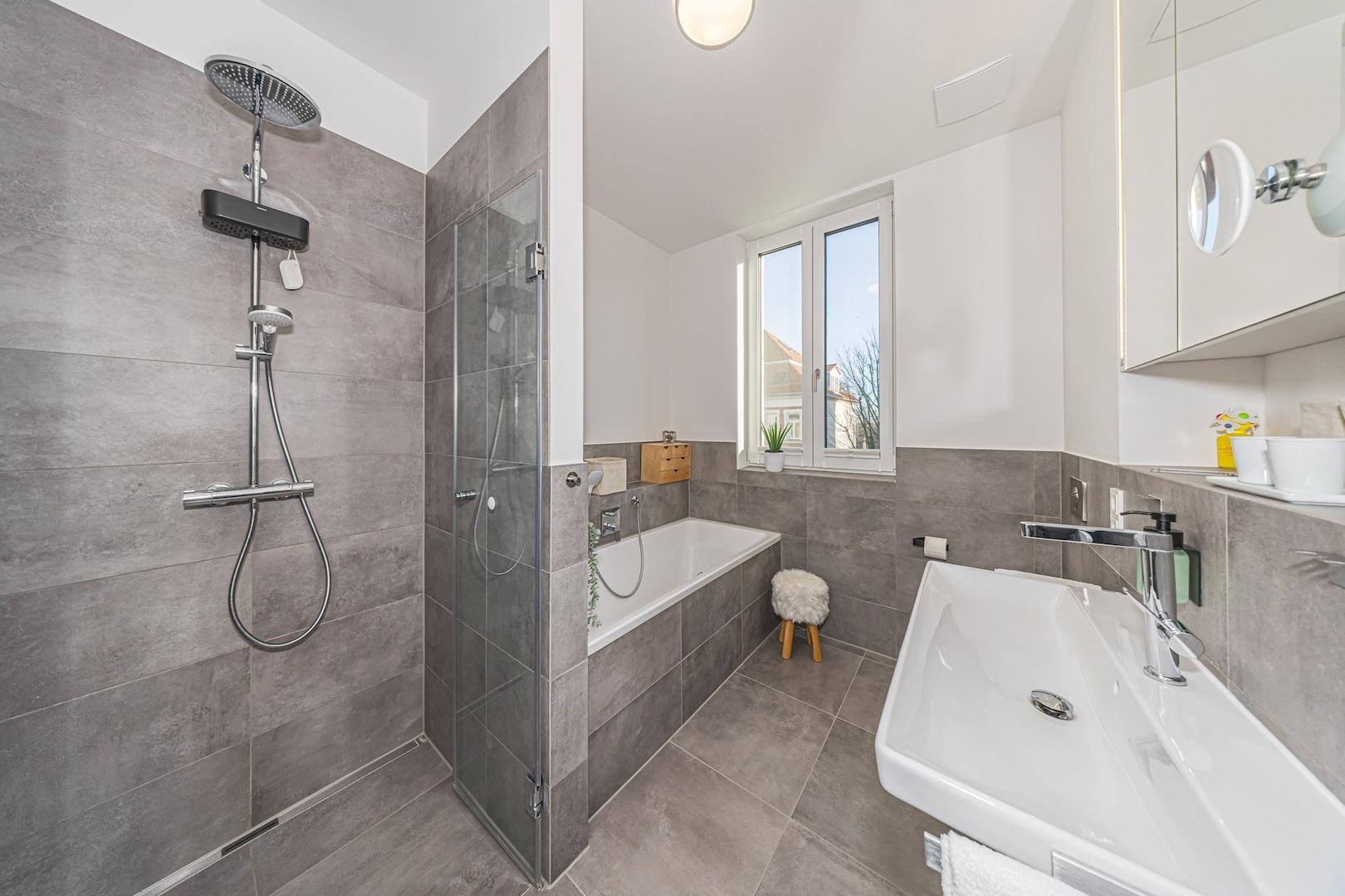 Eigentumswohnung | Hauptbad mit Wanne und Dusche