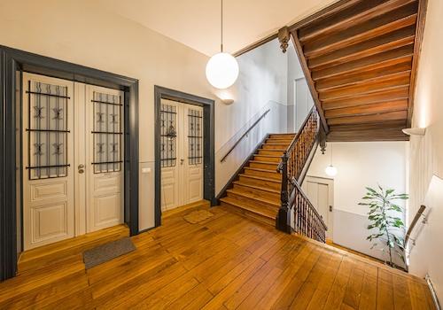 Eigentumswohnung | Treppenhaus mit Wohnungseingängen