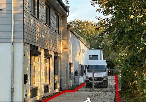 Zufahrt mit Tor zu den Lagern