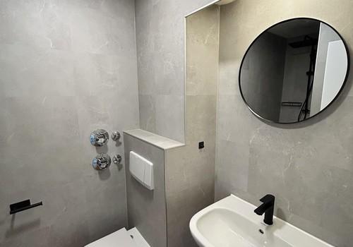 Kernsaniertes Badezimmer.
