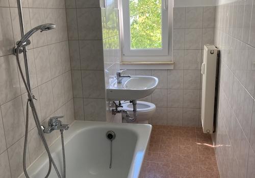 Bad mit Badewanne