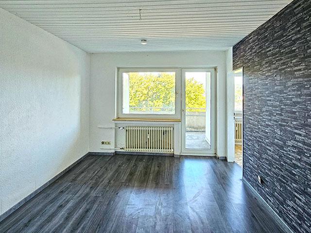 Wohnzimmer mit Balkon