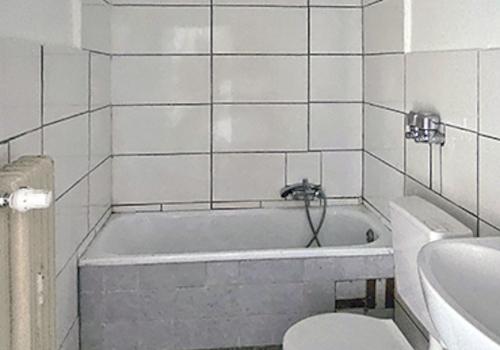 Badezimmer mit Wanne und WC