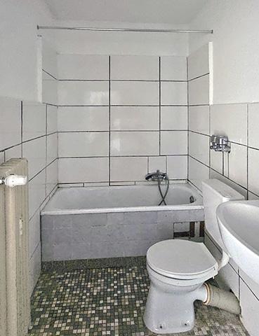 Badezimmer mit Wanne und WC