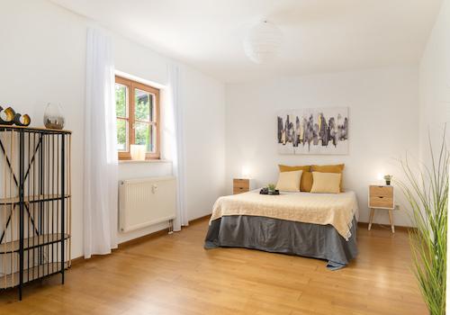 Lichtdurchflutetes Schlafzimmer