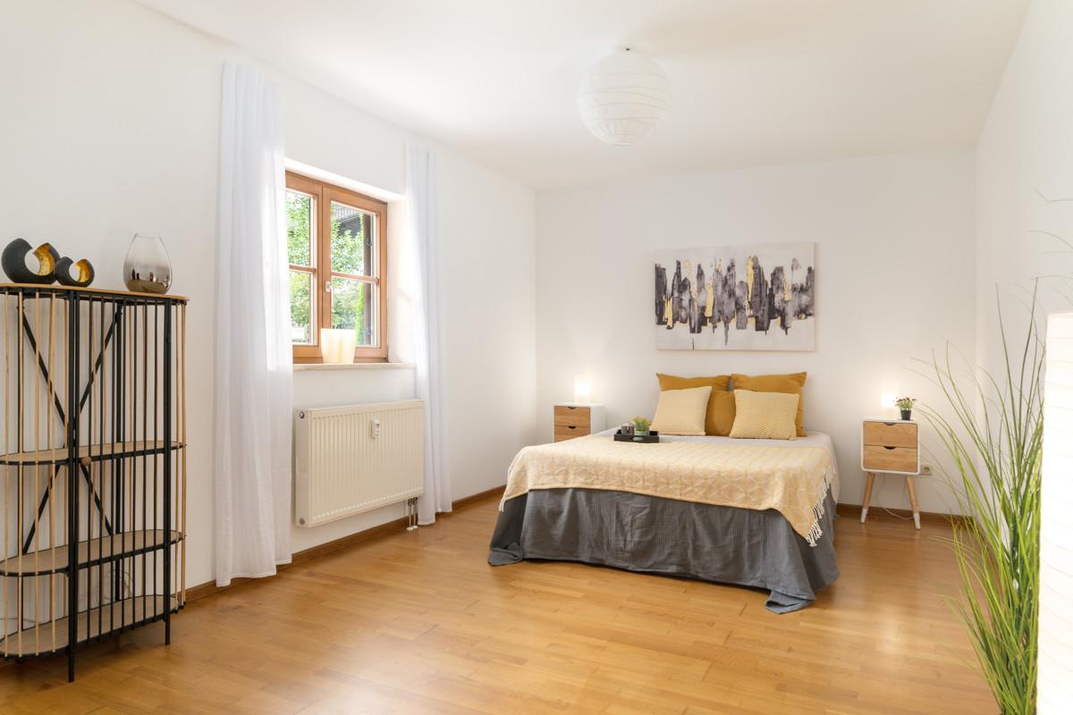 Lichtdurchflutetes Schlafzimmer