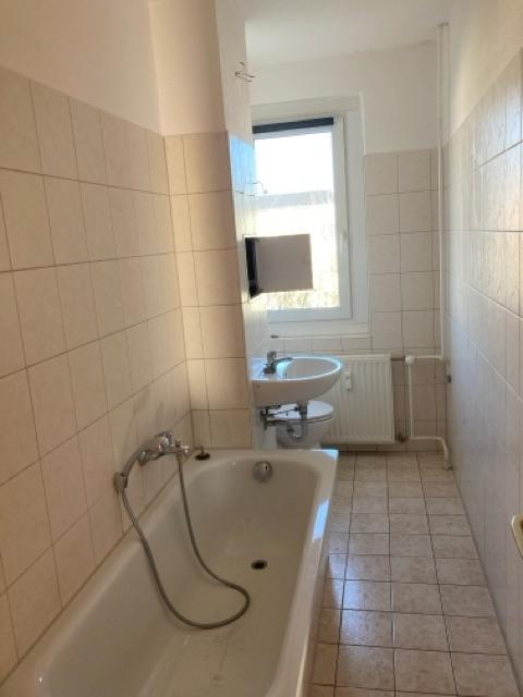 Bad mit Wanne und Fenster