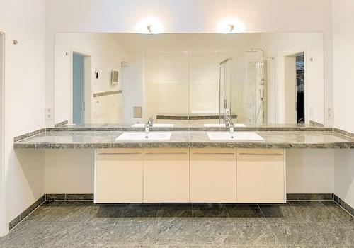Elegante Doppelwaschbecken
