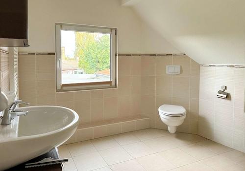 Badezimmer mit Fenster