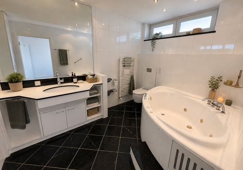 Badezimmer mit Whirlpool