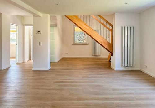 Schöne Holztreppe