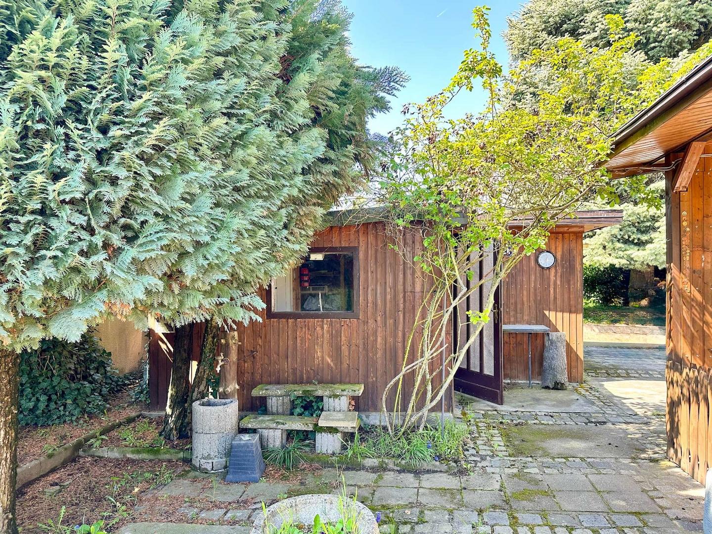 Werkstatt mit angrenzendem Carport